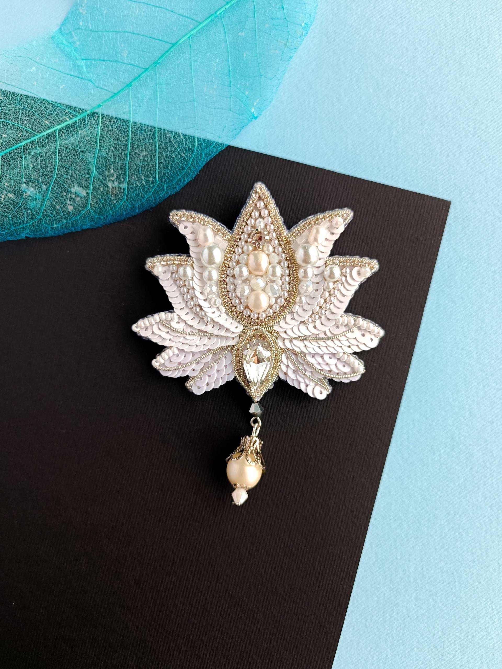 Perlen Lotus Brosche Gestickt Weißer Pin Blume Schmuck Hergestellt in Der Ukraine Einzigartiges Geschenk Für Sie von NikoLeeShop