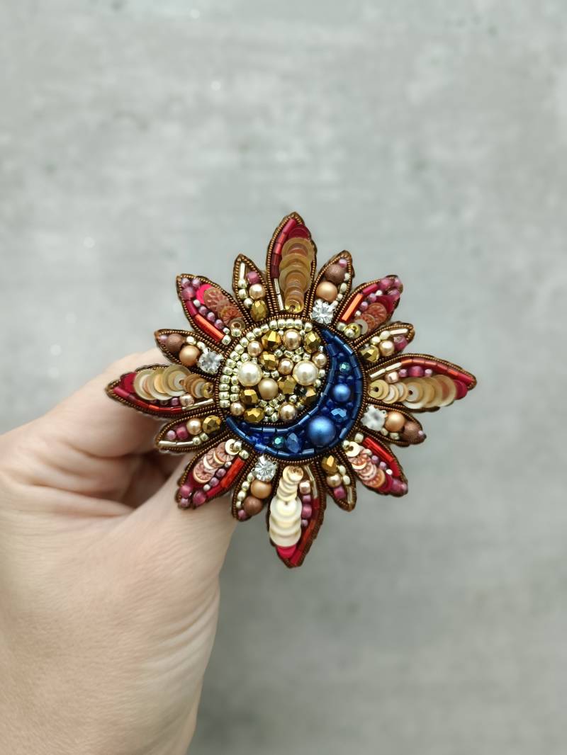 Perlen Sonne Brosche Solar Pin Gestickte Handgemachte Und Mond Schmuck Halbmond Made in Der Ukraine von NikoLeeShop