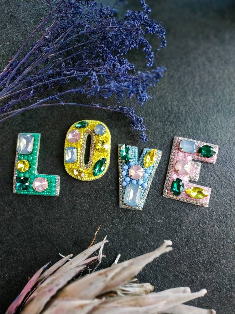 Set Von 4 Perlen Broschen Buchstaben Liebe Schmuck Gestickt Stifte Geschenk Für Ihre Jacke Handgemacht Made in Der Ukraine Set Von 4 Perlen Broschen Buchstaben Liebe Schmuck Gestickt Stifte Geschenk Für Ihre Jacke Handgemacht Made in Der Ukraine von NikoLeeShop
