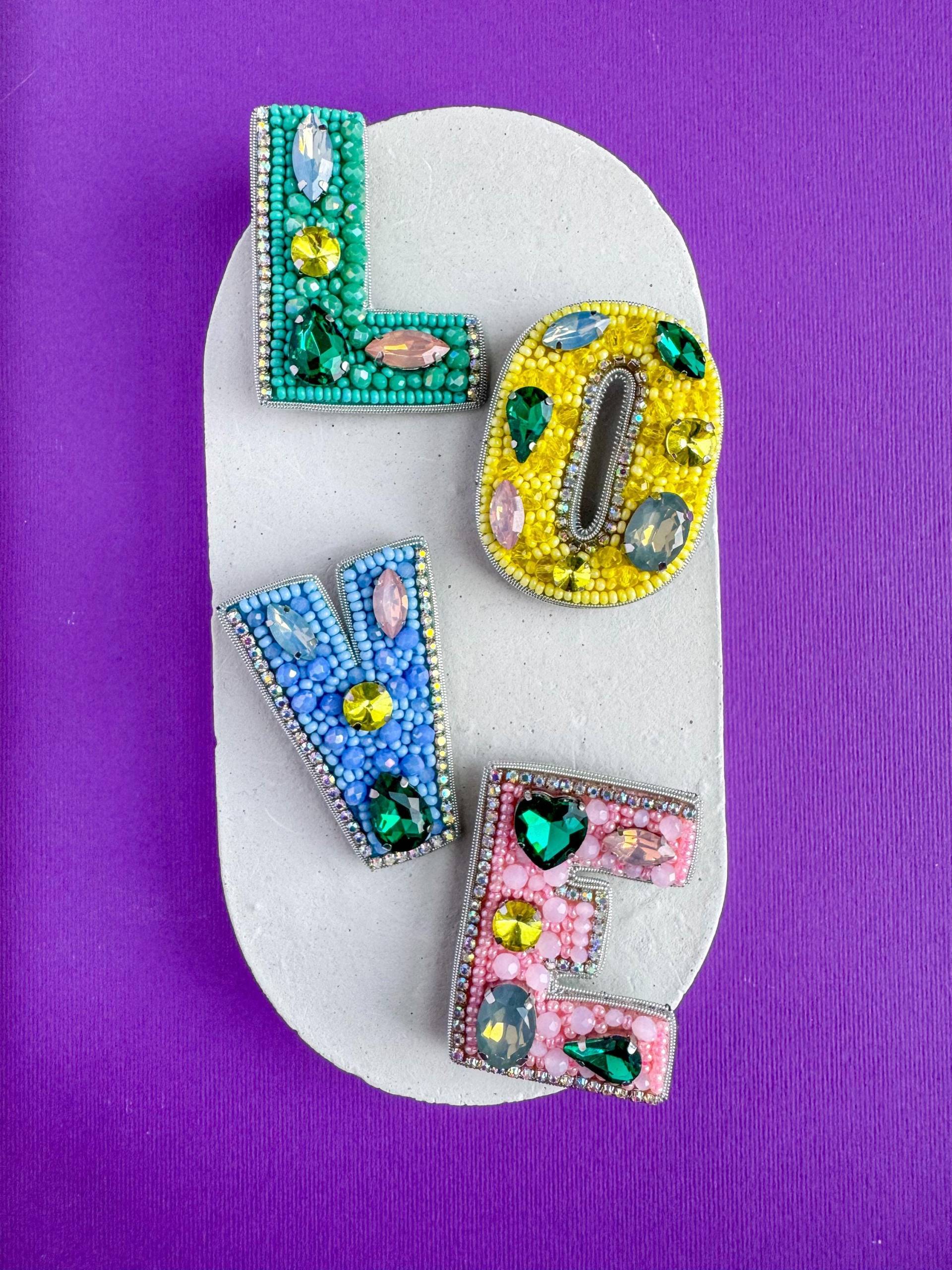 Set Von 4 Perlen Broschen Buchstaben Liebe Schmuck Gestickt Stifte Geschenk Für Ihre Jacke Handgemacht Made in Der Ukraine von NikoLeeShop