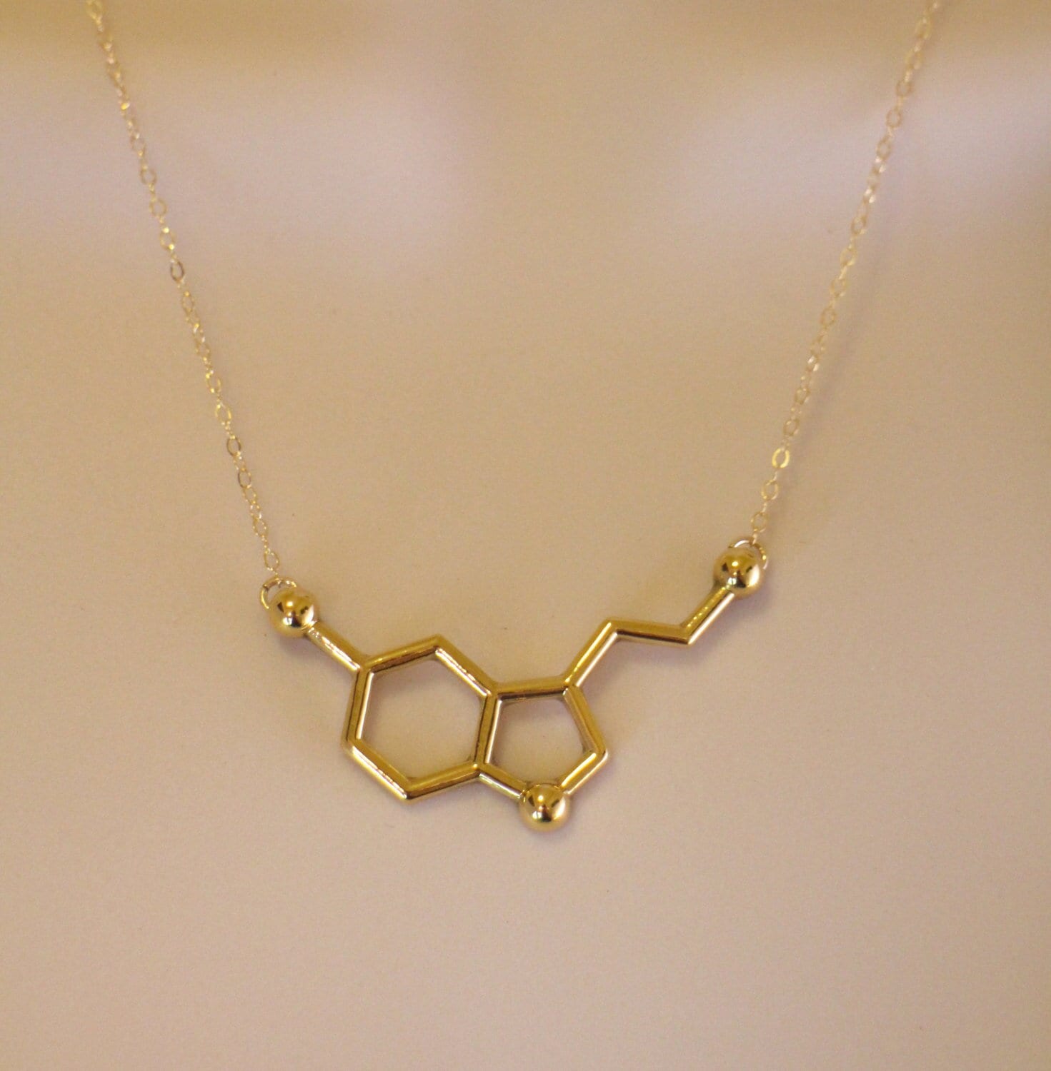 24K Gold Serotonin Molekül Halskette Biochemie Schmuck 24K Gold Serotonin Molekül Halskette Biochemie Schmuck von NikolaJewelry