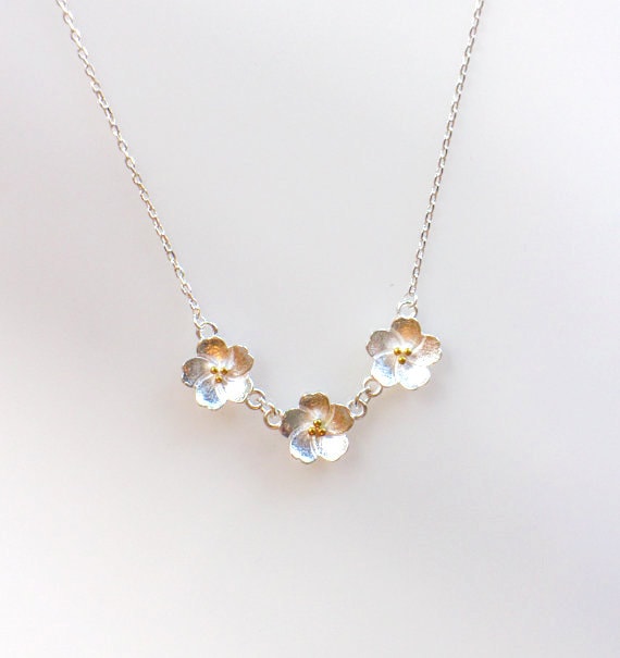 Dreifache Blumen-Halskette 14K Gold-Akzent-Frühlingsschmuck Dreifache Blumen-Halskette 14K Gold-Akzent-Frühlingsschmuck von NikolaJewelry