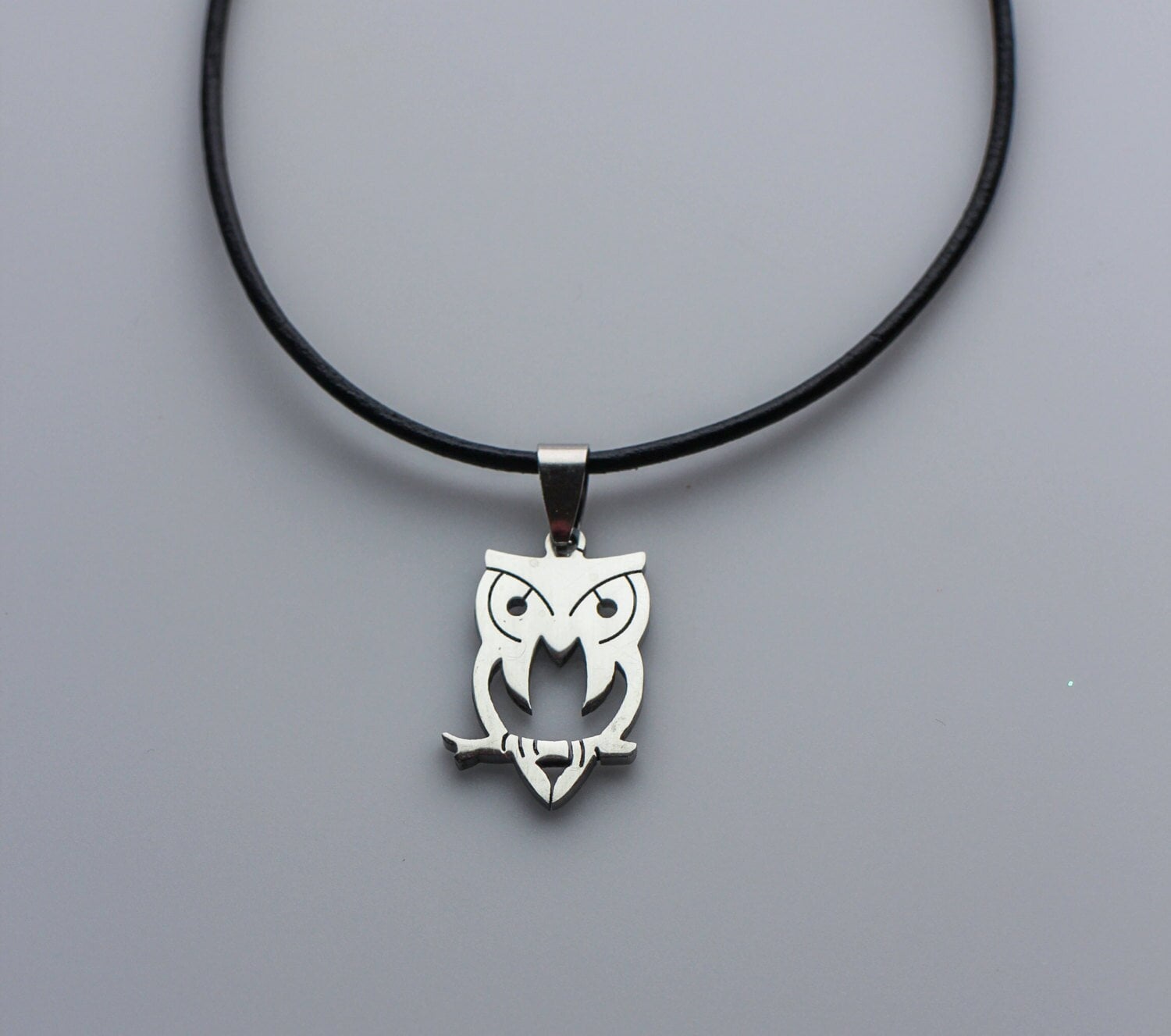 Edelstahl Eule Halskette Unisex Anhänger Auf Kordel Edelstahl Eule Halskette Unisex Anhänger Auf Kordel von NikolaJewelry