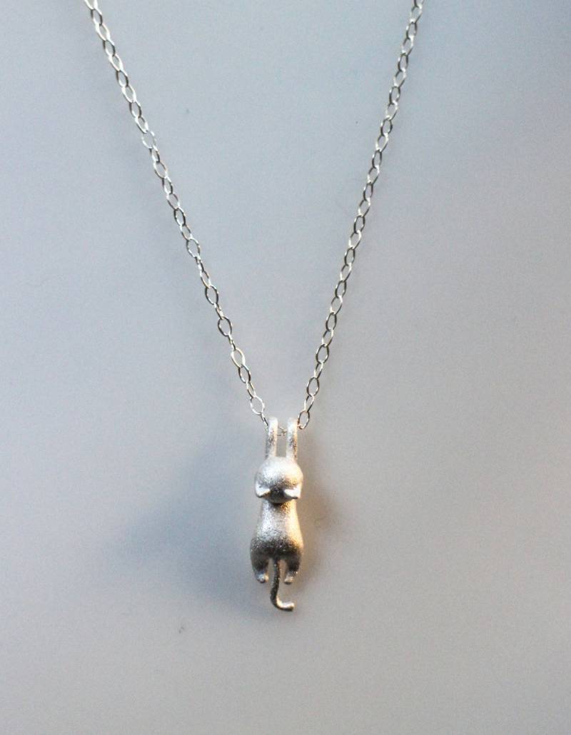 Hängende Katze Halskette Sterling Silber Kitty Anhänger, Geschenk Für Katzenliebhaber von NikolaJewelry