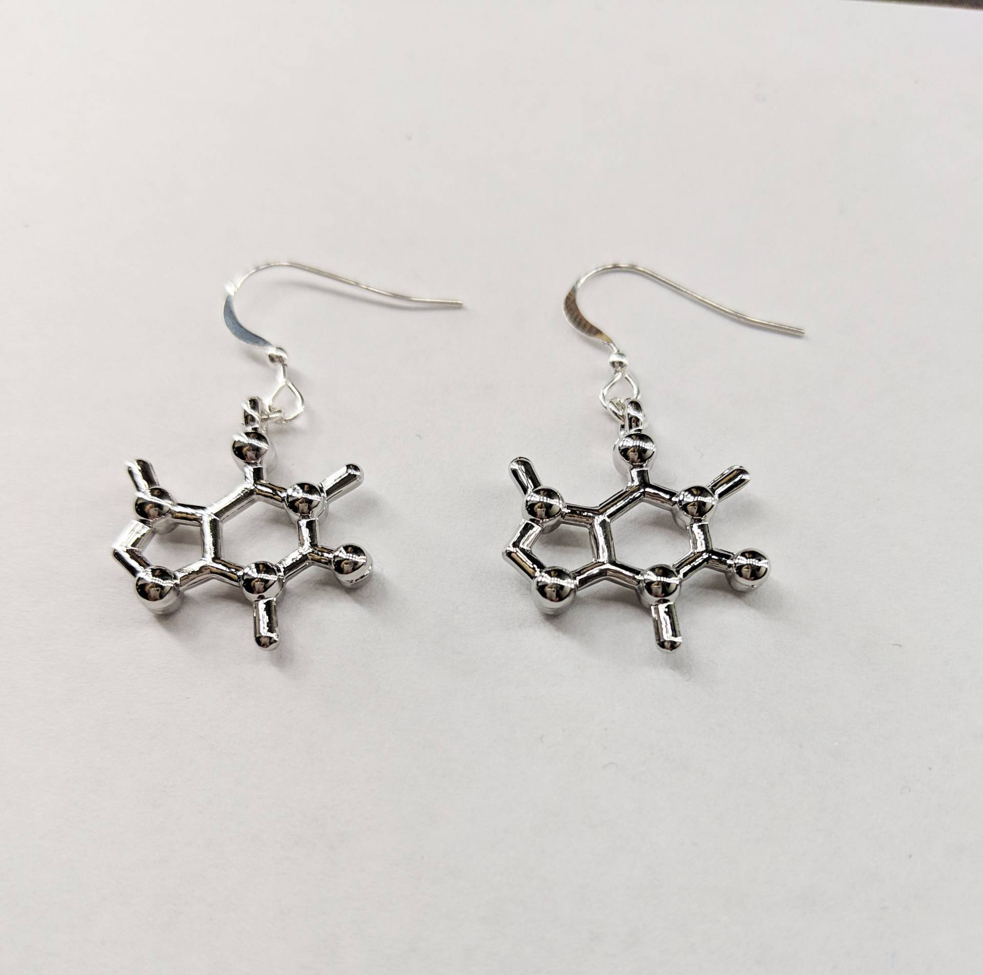 Koffein-Molekül-Ohrringe Silber Chemie Schmuck, Kaffee-Liebhaber Geschenk Koffein-Molekül-Ohrringe Silber Chemie Schmuck, Kaffee-Liebhaber Geschenk von NikolaJewelry
