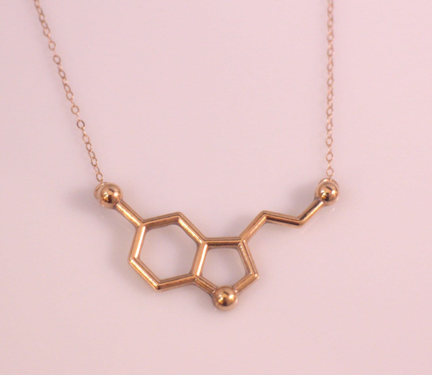 Rose Gold Serotonin Molekül Halskette Glück Biochemie Schmuck Rose Gold Serotonin Molekül Halskette Glück Biochemie Schmuck von NikolaJewelry
