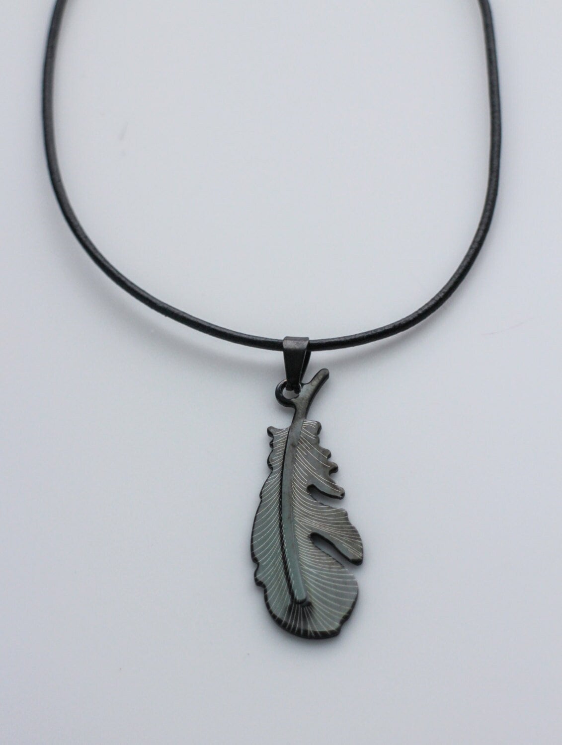 Schwarze Feder Kette Emaille Edelstahl Anhänger, Lederband Schwarze Feder Kette Emaille Edelstahl Anhänger, Lederband von NikolaJewelry