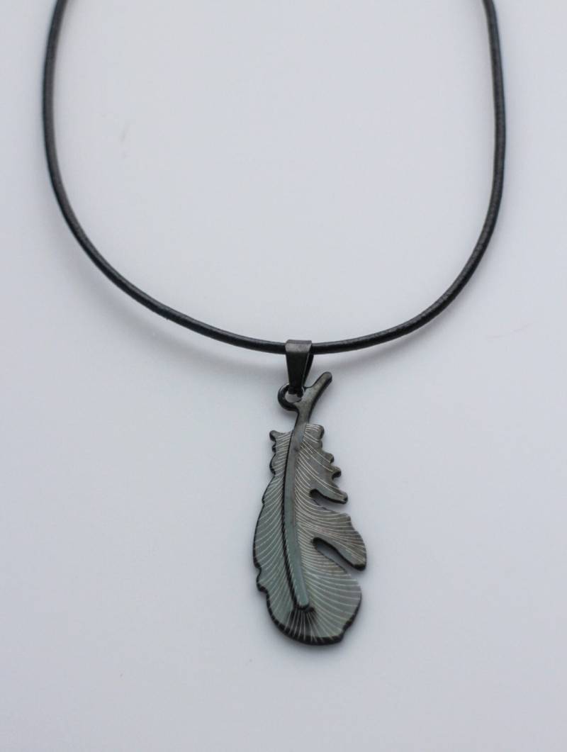 Schwarze Feder Kette Emaille Edelstahl Anhänger, Lederband von NikolaJewelry