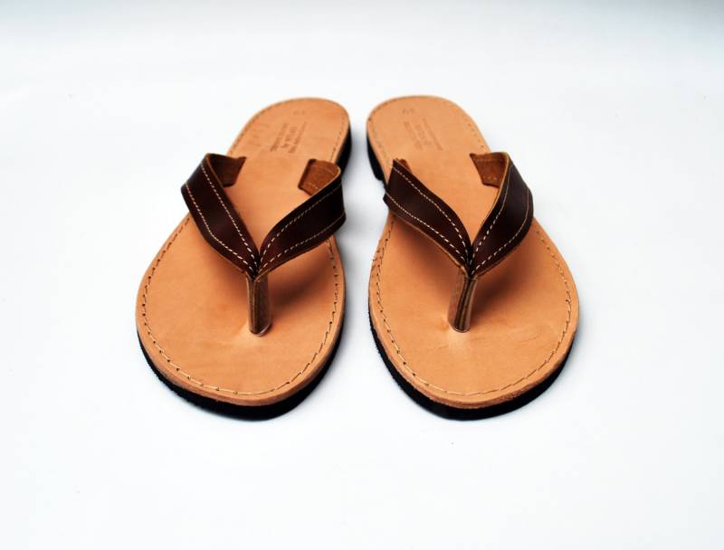 Frauen Flip Flops, Leder Sandalen in Braun Farbe von NikolaSandals
