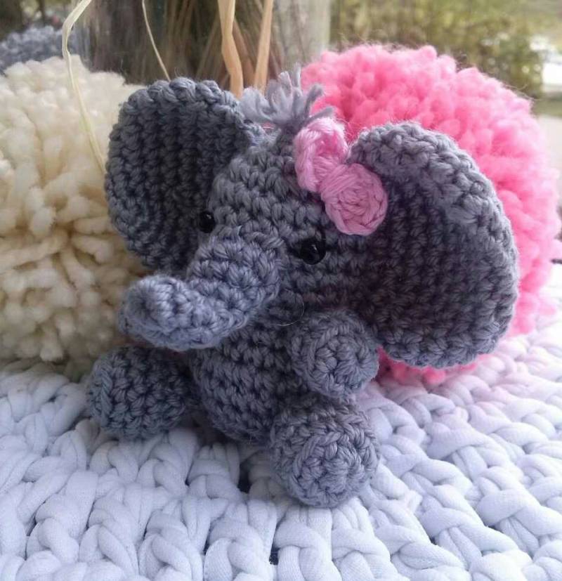 Gehäkelter Baby Elefant Schlüsselanhänger Amigurumi Plüsch Figur von NikolicaHandmade