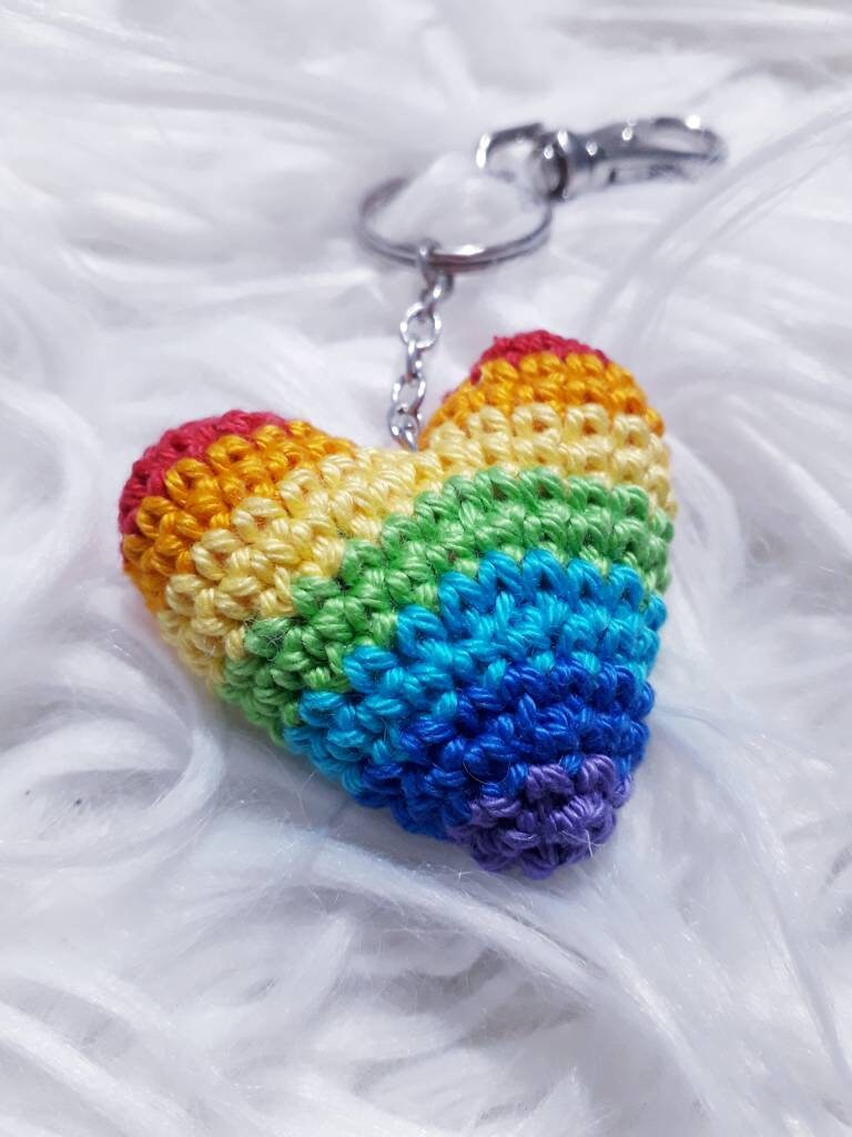 Gehäkelter Regenbogen Herz Schlüsselanhänger Pride Taschenanhänger von NikolicaHandmade