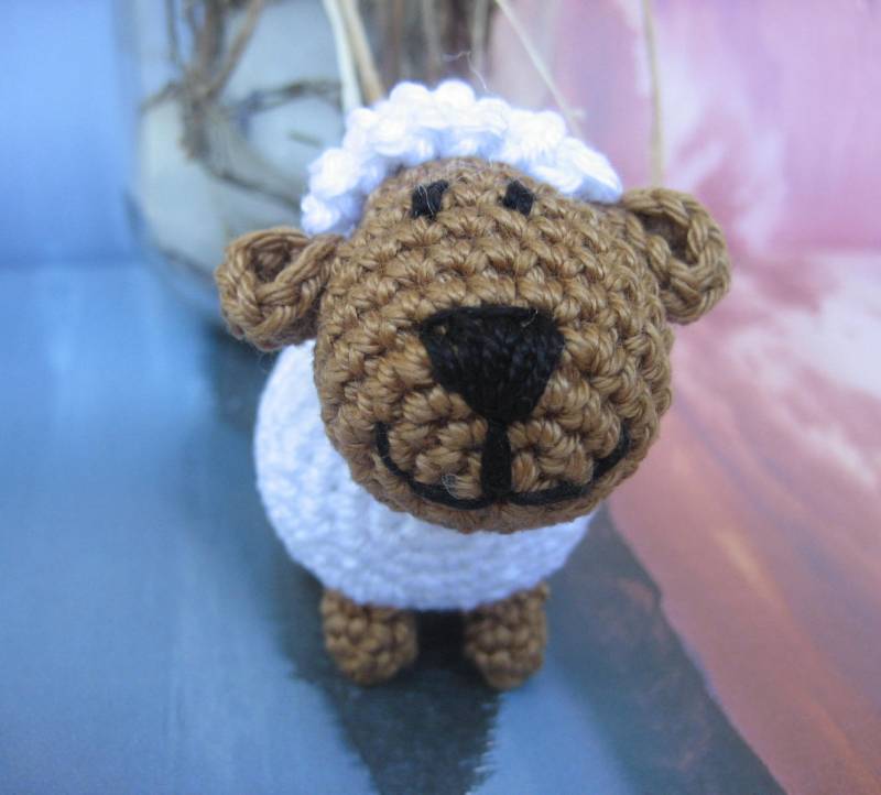 Amigurumi Schaf Schlüsselanhänger Winziger Gehäkelter Lamm Anhänger von NikolicaHandmade