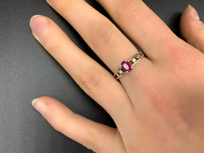 Vigorous Pink Vintage Silberring Mit Rubin Und Zirkonia von NikolsJewellery