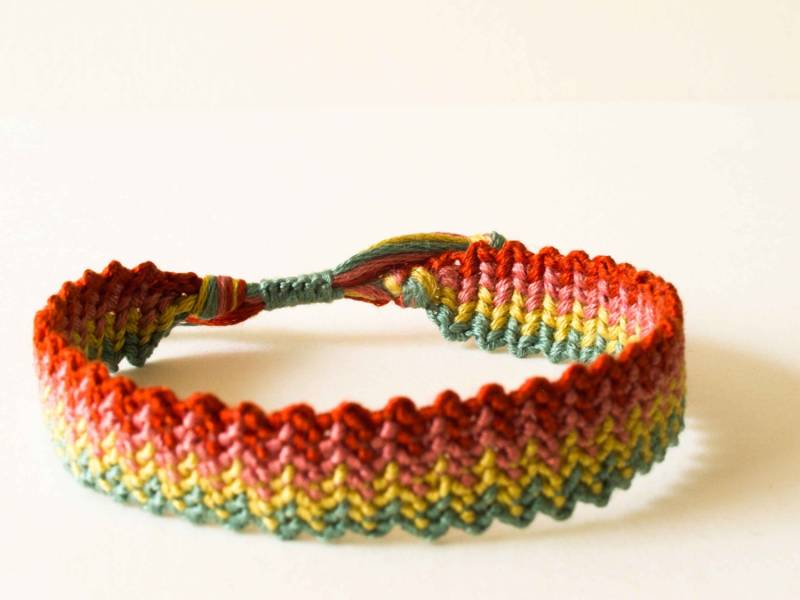 Regenbogen/Macrame Hand Geknotete Armband von Nikrima