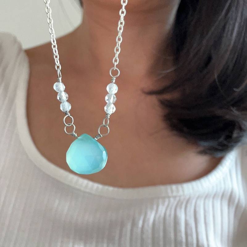 Chalcedon Blaue Lagune Anhänger Gold Halskette Labradorit Perlen Minimalist/Weihnachtsgeschenk Für Sie von NikyMoon