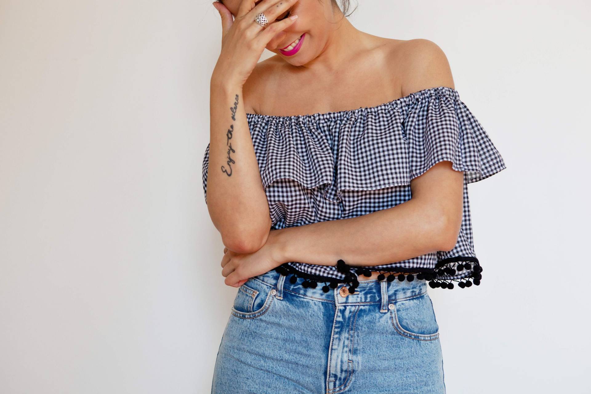 Weg Von Der Schulter Crop Top Vintage Style Gingham Druck von Nikysstudio