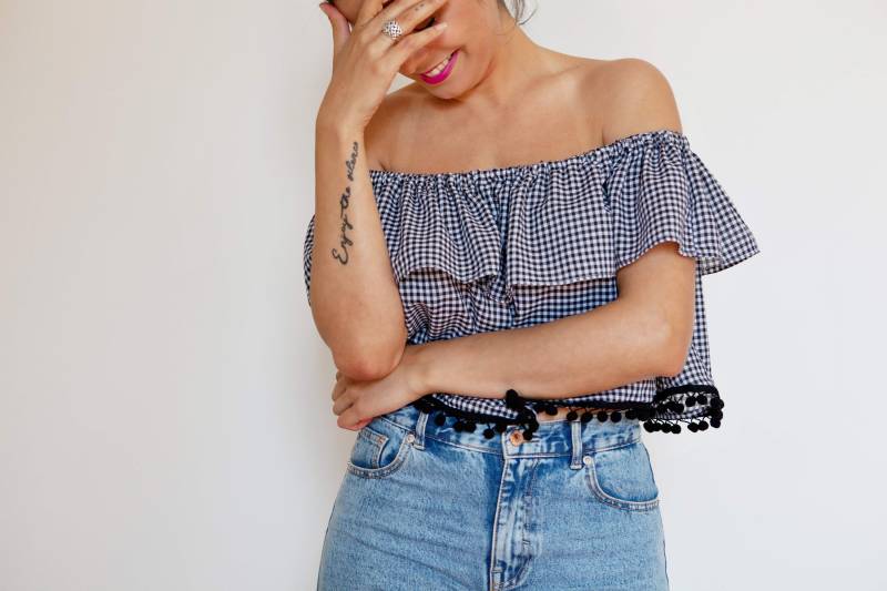 Weg Von Der Schulter Crop Top Vintage Style Gingham Druck von Nikysstudio