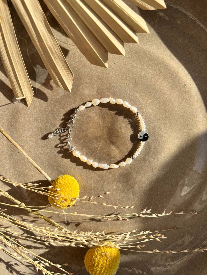 Armband Mit Süßwasserperlen Perlen, Yin Und Yang Anhänger Aus Perlmutt, Edelstahl Schmuck Silber, Geschenk von NilaJewellery