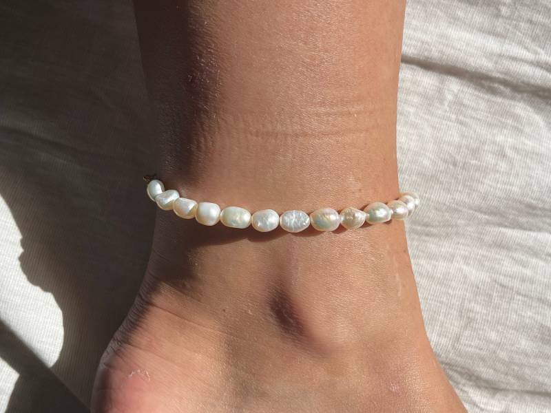 Fußkettchen Mit Süßwasserperlen, Sommerschmuck Boho, Perlen, Fußkette Gold Edelstahl 18K Vergoldung, Schmuck Geschenk von NilaJewellery