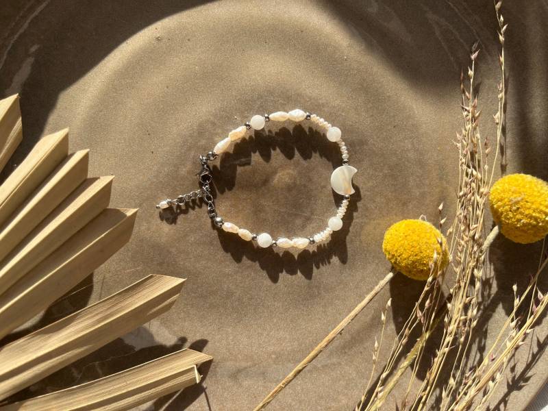 Perlenarmband Mit Mond Aus Perlmutt, Armband Perlen, Süßwasserperlen Weiß, Edelstahl Schmuck Silber von NilaJewellery