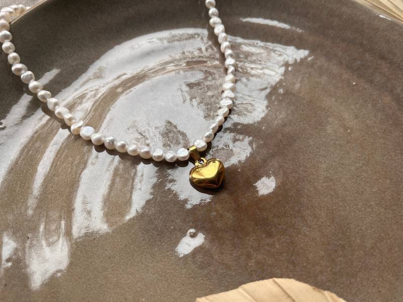 Perlenkette Mit Herzanhänger, Kurze Halskette Perlen Und Herz, Geschenk, Kette Süßwasserperlen von NilaJewellery