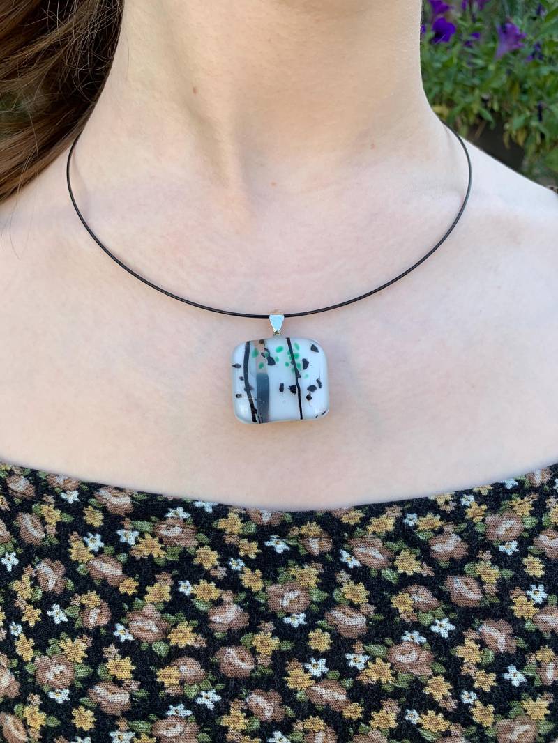 "Geschmolzener Glasanhänger "Birken Trees W/Lake"." von NiliGlass