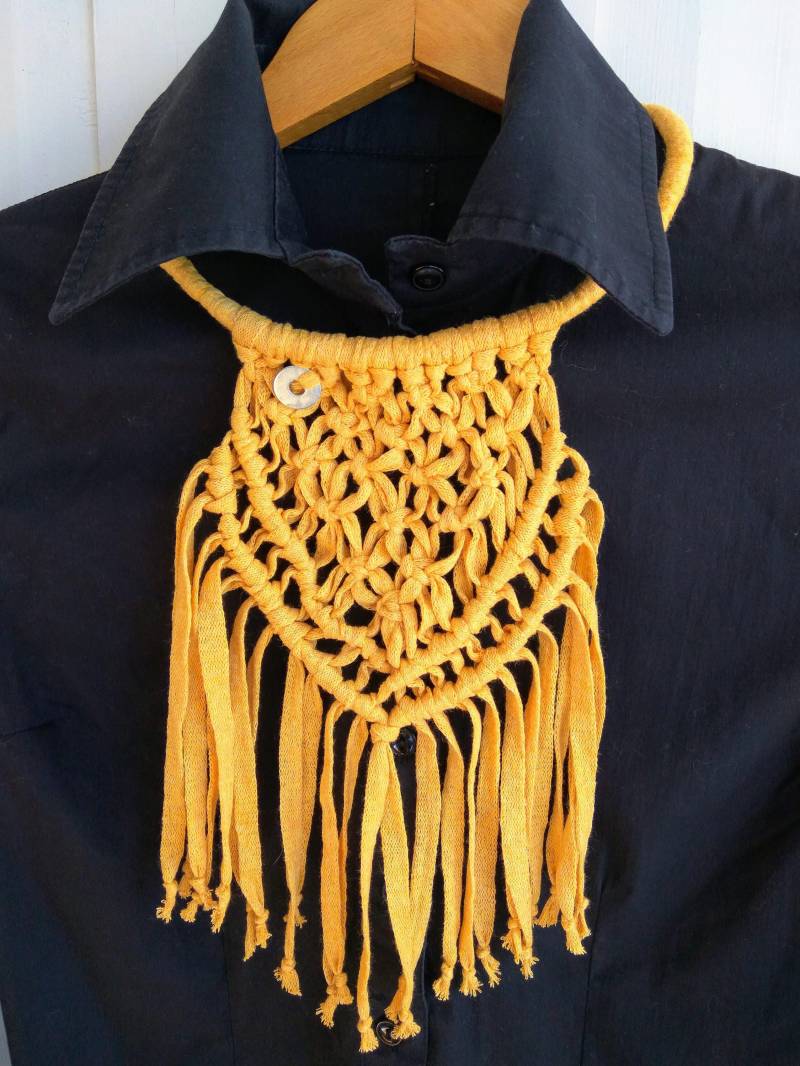 Chunky Rope Halskette, Senf Makramee Statement Moderne Lätzchen Schmuck von Nillsi