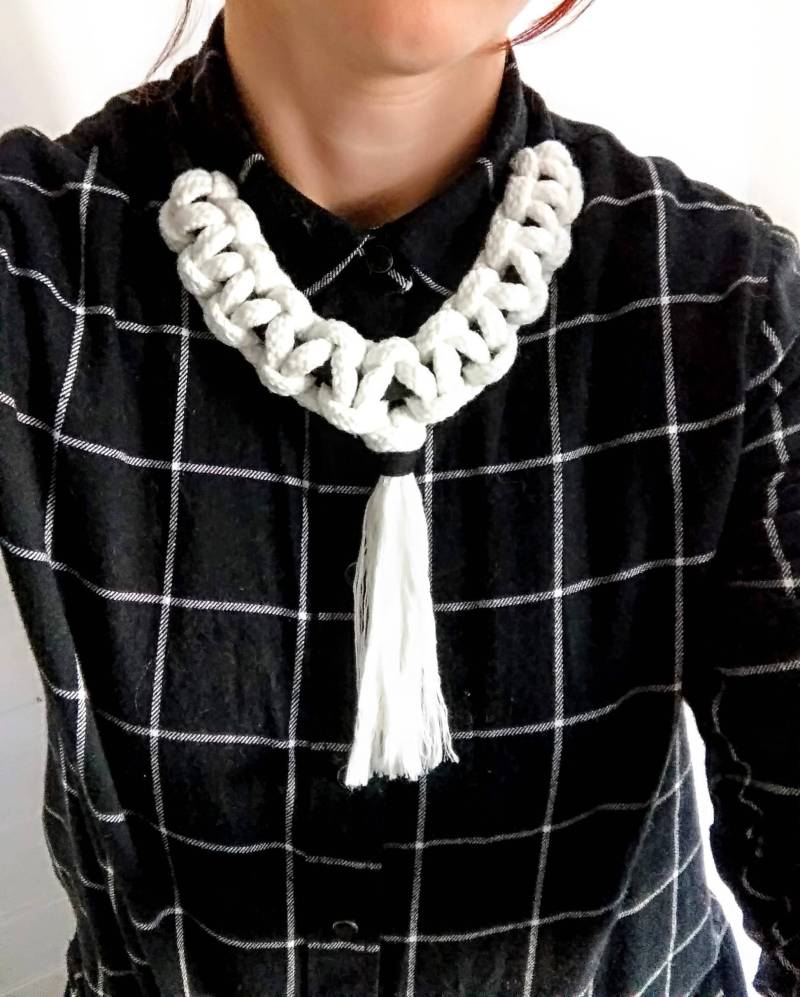 Handgefertigte Makramee Statement Halskette Mit Quaste, Nachhaltiger Boho Schmuck Magnetverschluss, Eco Freundlicher Schmuck, Chic Chunky Handgefertigte Makramee Statement Halskette Mit Quaste, Nachhaltiger Boho Schmuck Magnetverschluss, Eco Freundlicher Schmuck, Chic Chunky von Nillsi