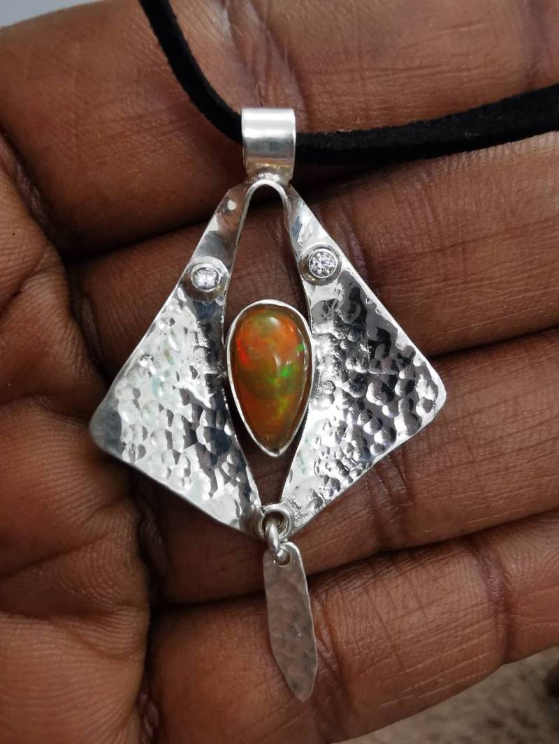 Dark Multicolour Wello Opal Ethiopian. Anhänger Opale, Unikat Nr 04. Silber 925 Dark Multicolour Wello Opal Ethiopian. Anhänger Opale, Unikat Nr 04. Silber 925 von Nilquelle