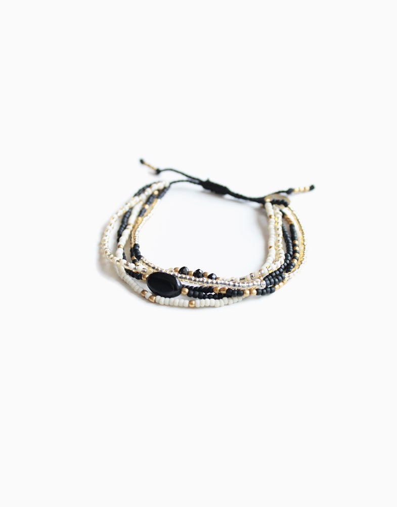Handgemachtes Layered Weiß Und Schwarz Verstellbares Armband Mit Schwarzem Onyx Edelstein Handgemachtes Layered Weiß Und Schwarz Verstellbares Armband Mit Schwarzem Onyx Edelstein von Nimdiki