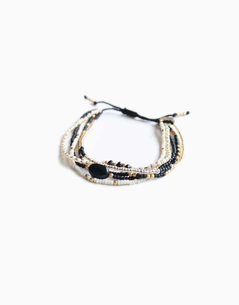 Handgemachtes Layered Weiß Und Schwarz Verstellbares Armband Mit Schwarzem Onyx Edelstein Handgemachtes Layered Weiß Und Schwarz Verstellbares Armband Mit Schwarzem Onyx Edelstein von Nimdiki