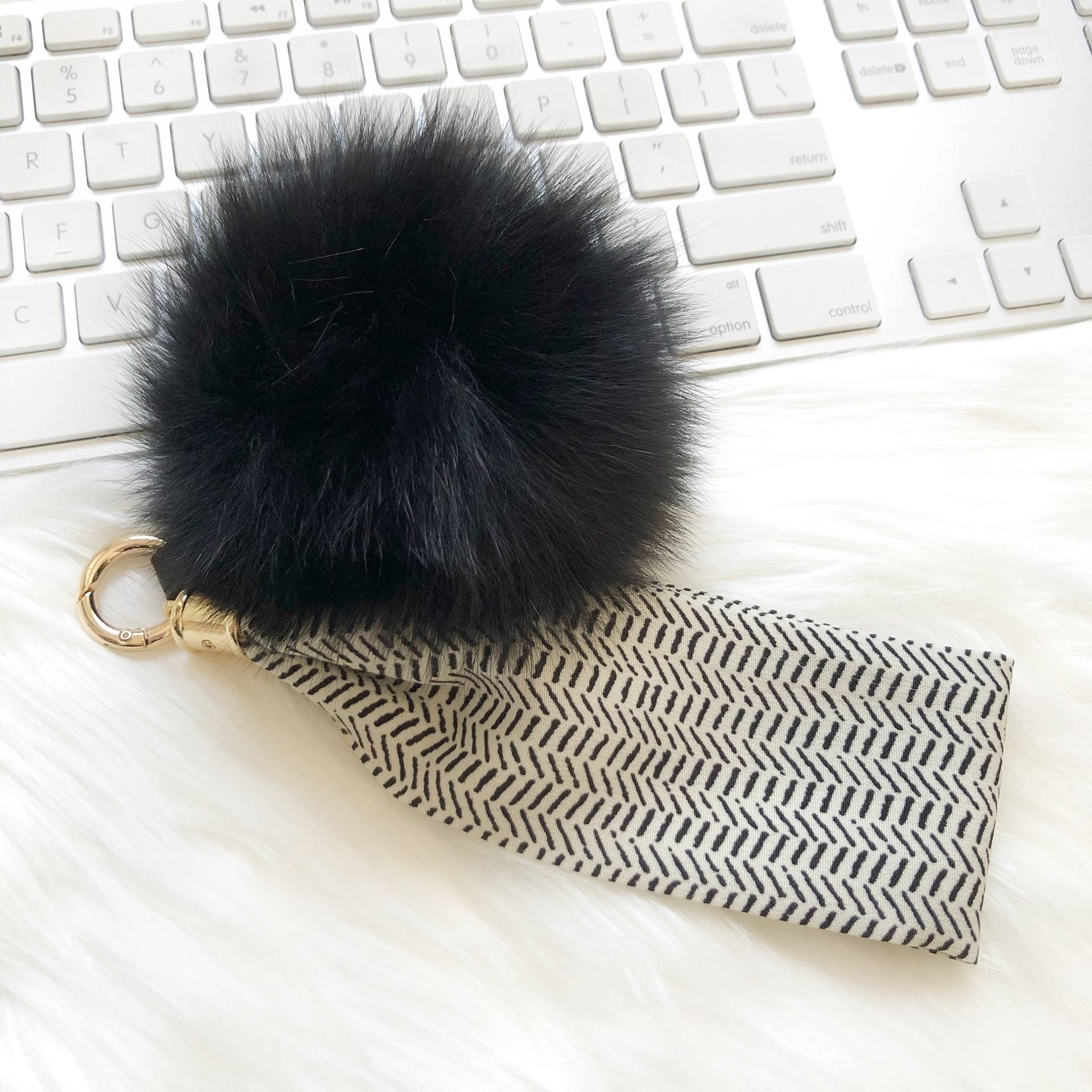 Fuchs Fell Pompom Armband Taschenanhänger Schlüsselanhänger Schwarz Fuchs Fell Pompom Armband Taschenanhänger Schlüsselanhänger Schwarz von NimnimCo