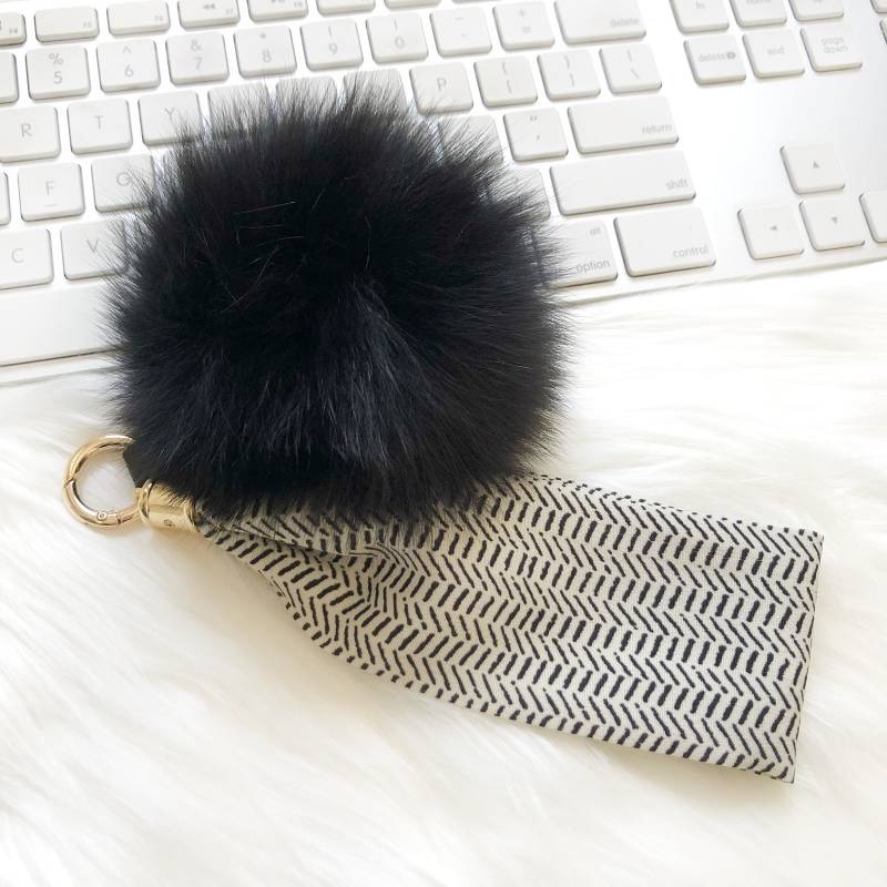 Fuchs Fell Pompom Armband Taschenanhänger Schlüsselanhänger Schwarz Fuchs Fell Pompom Armband Taschenanhänger Schlüsselanhänger Schwarz von NimnimCo