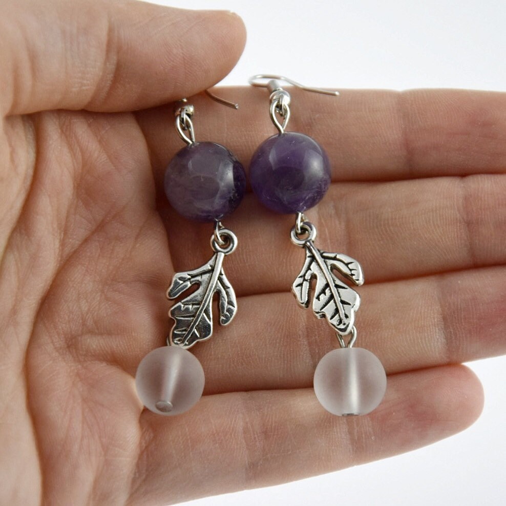 Amethyst & Quarz Ohrringe Mit Anhänger Blatt, Lange Edelstein Ohrhänger Lila Weiß, Geschenk Muttertag, Geschenkideen Für Frauen, Mama, Oma von NinaAndIna