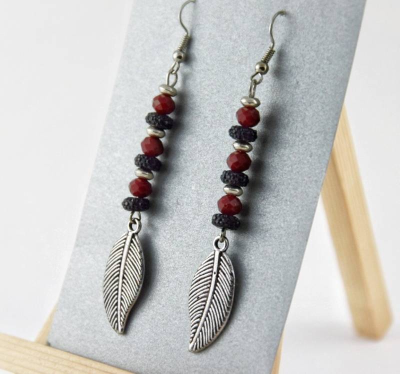 Lange Glasperlen Ohrringe Mit Anhänger Blatt, Unikat Damen Hängeohrringe in Schwarz & Rot, Geschenk Beste Freundin, Geschenkideen Für Frauen von NinaAndIna