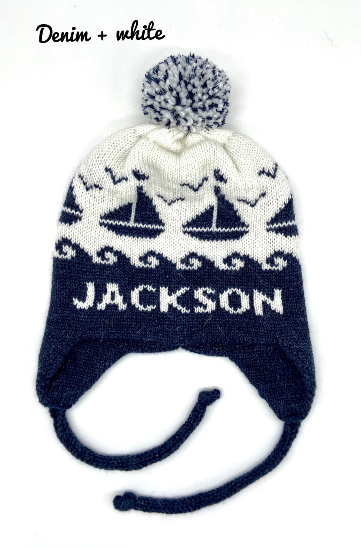 Personalisierte Gestrickte Jungen Mütze Mit Ohrenklappe. Wintermütze Segelbootmotiv Für Kleinkinder. Personalisiertes Geschenk Segelboot von NinaKnitsForYou