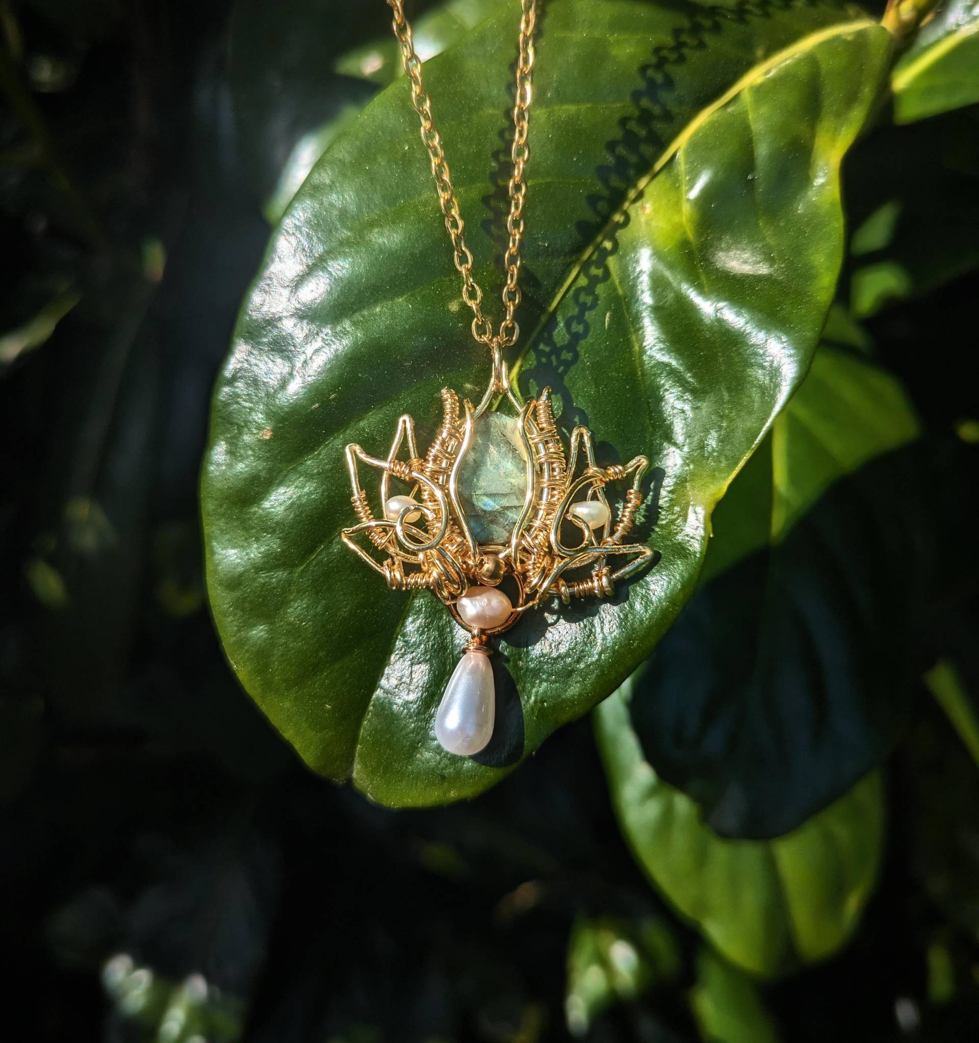 Goldene Lotus Labradorite Blumenkette Handgemachte Halsketten Für Die Freundin Draht Gewickelte Anhänger Goldene Lotus Labradorite Blumenkette Handgemachte Halsketten Für Die Freundin Draht Gewickelte Anhänger von NinaKscreations