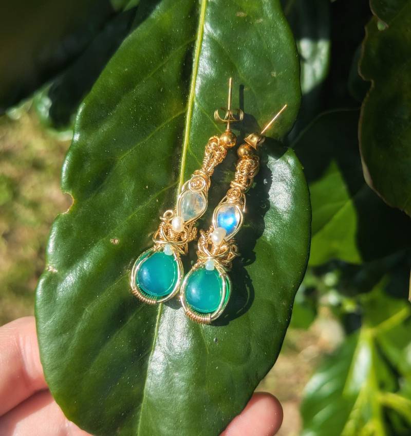 Grüne Onyx Ohrringe Mit Mond-stein Handgemachte Natürlichen Edelsteinen in Gold Einzigartige Hängeohrringe Für Sie Grüne Onyx Ohrringe Mit Mond-stein Handgemachte Natürlichen Edelsteinen in Gold Einzigartige Hängeohrringe Für Sie von NinaKscreations