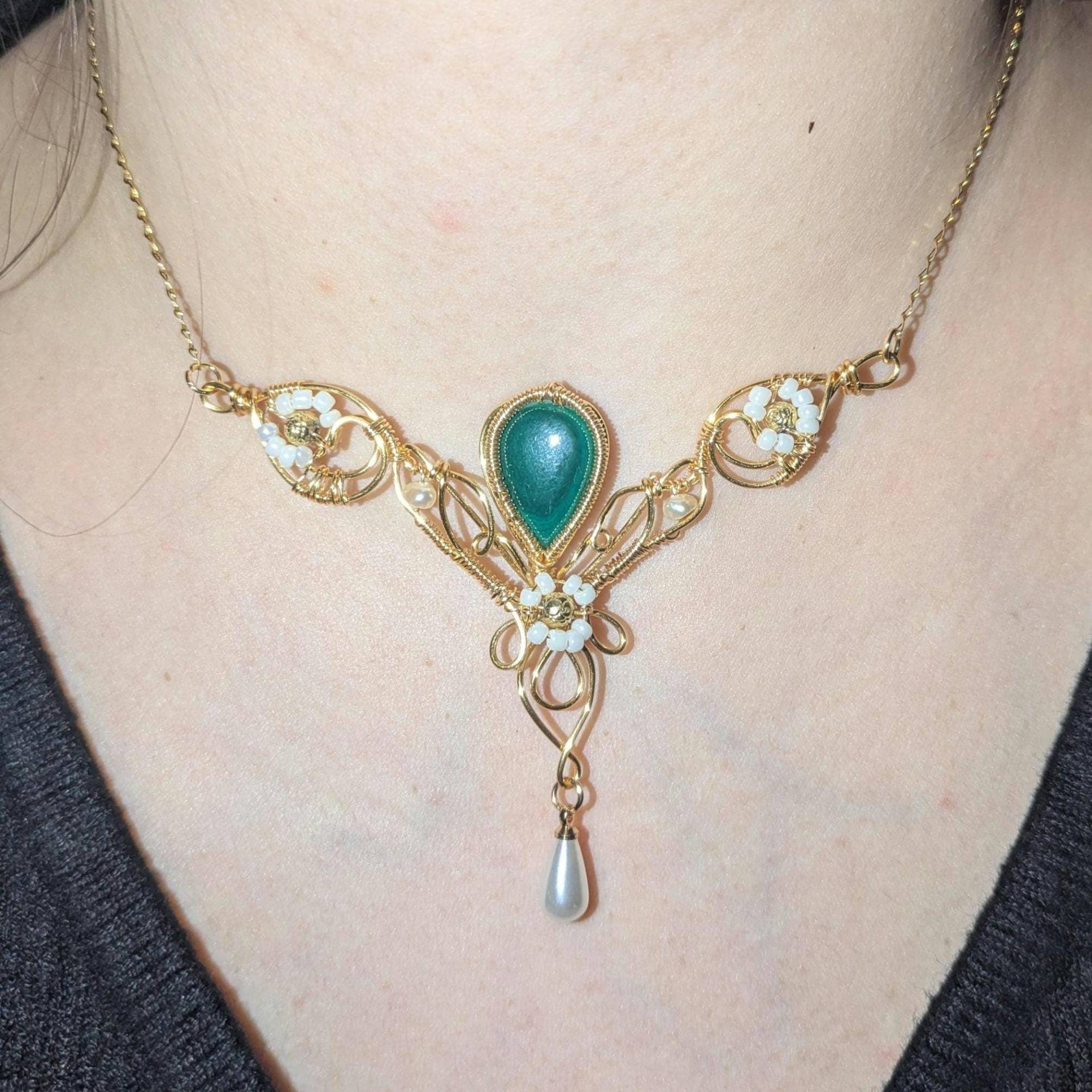 Malachit Kette Mit Goldenem Kupferdraht Handgemachte Schmuckstücke Bridgerton Fernschmuck Für Prinzessinnen Und Cosplay Kostüm Accessoires Malachit Kette Mit Goldenem Kupferdraht Handgemachte Schmuckstücke Bridgerton Fernschmuck Für Prinzessinnen Und Cosplay Kostüm Accessoires von NinaKscreations