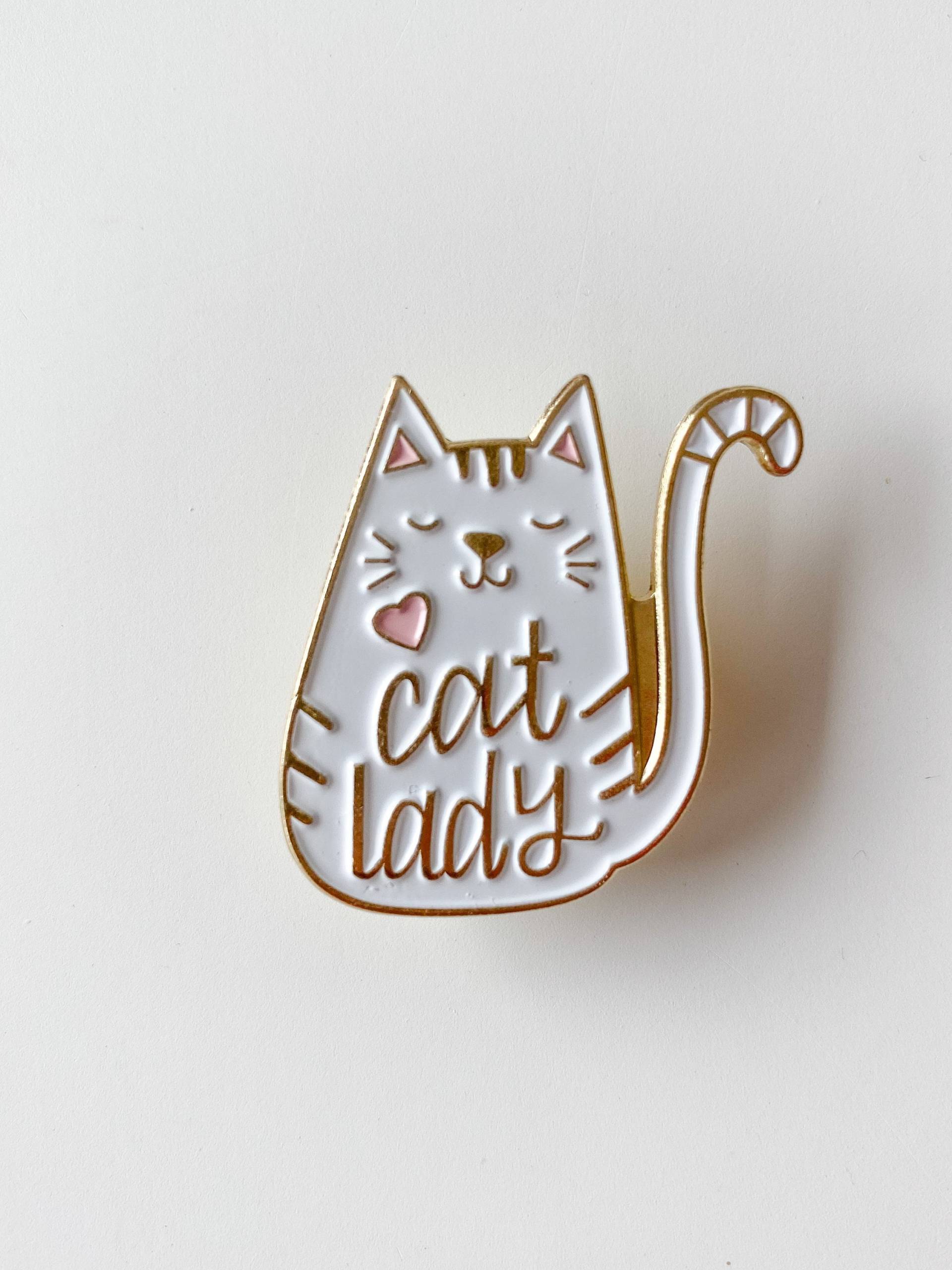 Katze - Emaille Pin Cat Lady Anstecker Mit Butterfly-Verschluss Anstecknadel, Brosche, Harte von NinaNordics