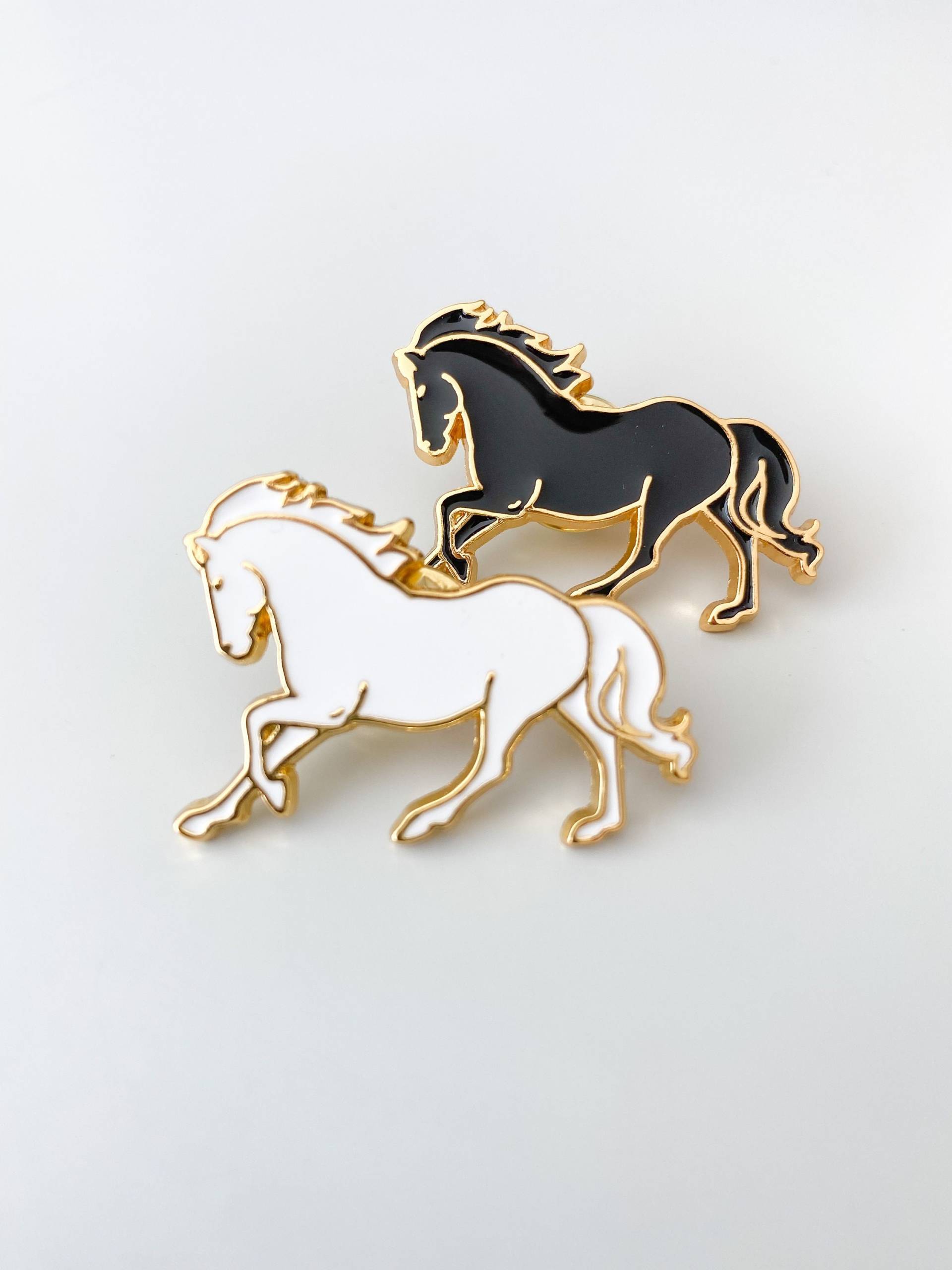 Pferd - Emaille Pin Anstecker Mit Butterfly-Verschluss Anstecknadel, Brosche, Harte von NinaNordics