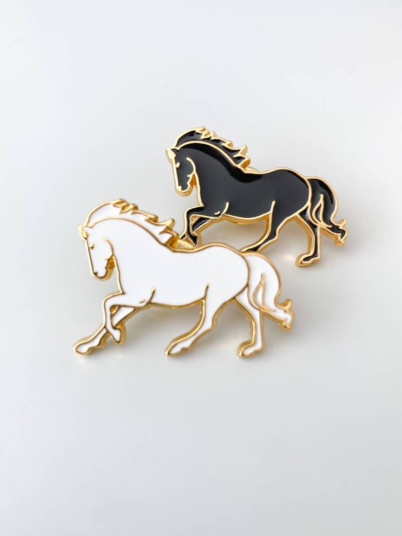 Pferd - Emaille Pin Anstecker Mit Butterfly-Verschluss Anstecknadel, Brosche, Harte von NinaNordics