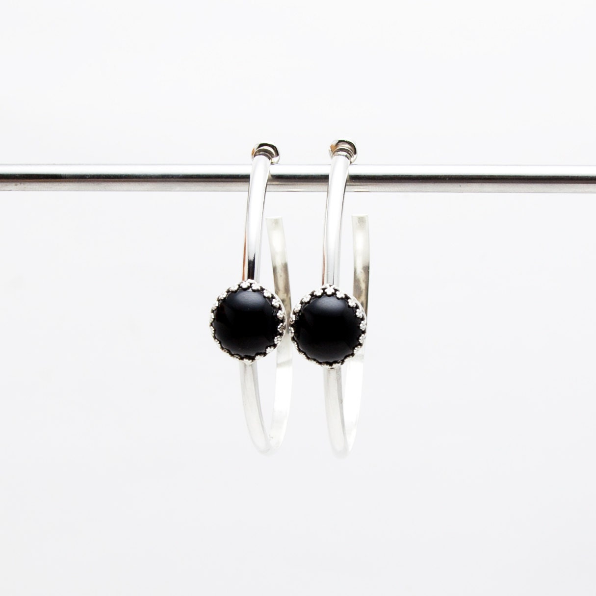 Onyx Hoops Sterling Ohrringe Onyx Hoops Sterling Ohrringe von NinaNovaDesign
