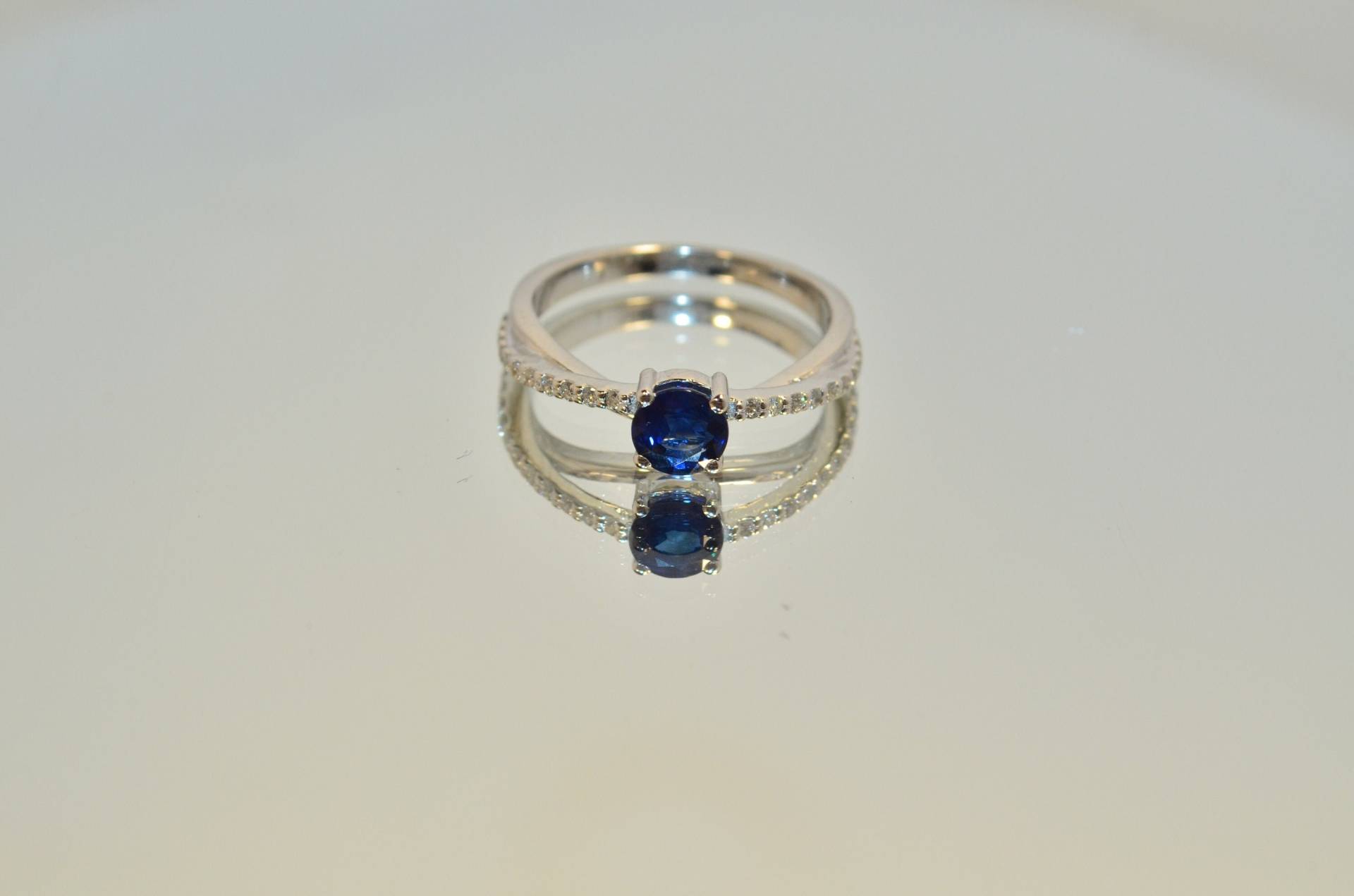 Verlobungsring Mit Natürlichem Saphir Und Diamanten von NinaVovaJewelry