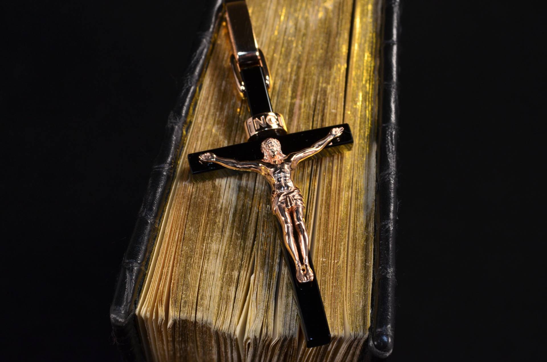Wundervolles Kreuz Aus Schwarzem Onyx Mit Gold von NinaVovaJewelry