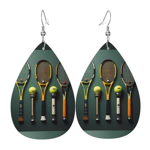 Tennisbälle und Schläger Leder-Ohrring-Paare in Tropfenform, Kunstleder-Ohrring-Set für Frauen, leichtes Leder, baumelnde Ohrringe. von Ninainaid