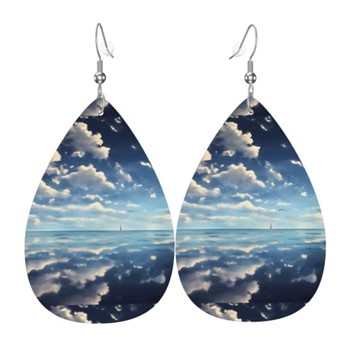 Weiße Wolken über dem Meer, Leder-Ohrring-Paare in Tropfenform, Kunstleder-Ohrring-Set für Frauen, leichtes Leder, baumelnde Ohrringe. von Ninainaid