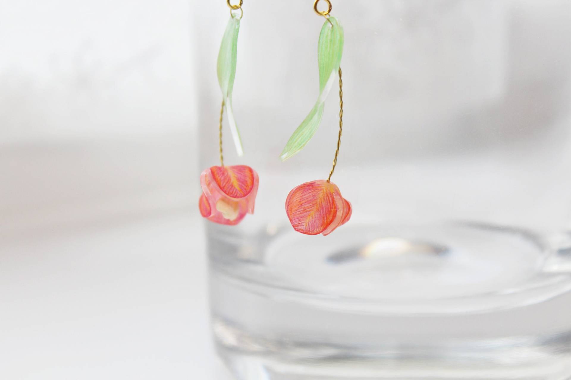 Handgemachte Bleistift Zeichnung Stil Rote Tulpe Hängeohrringe von Ninaouity