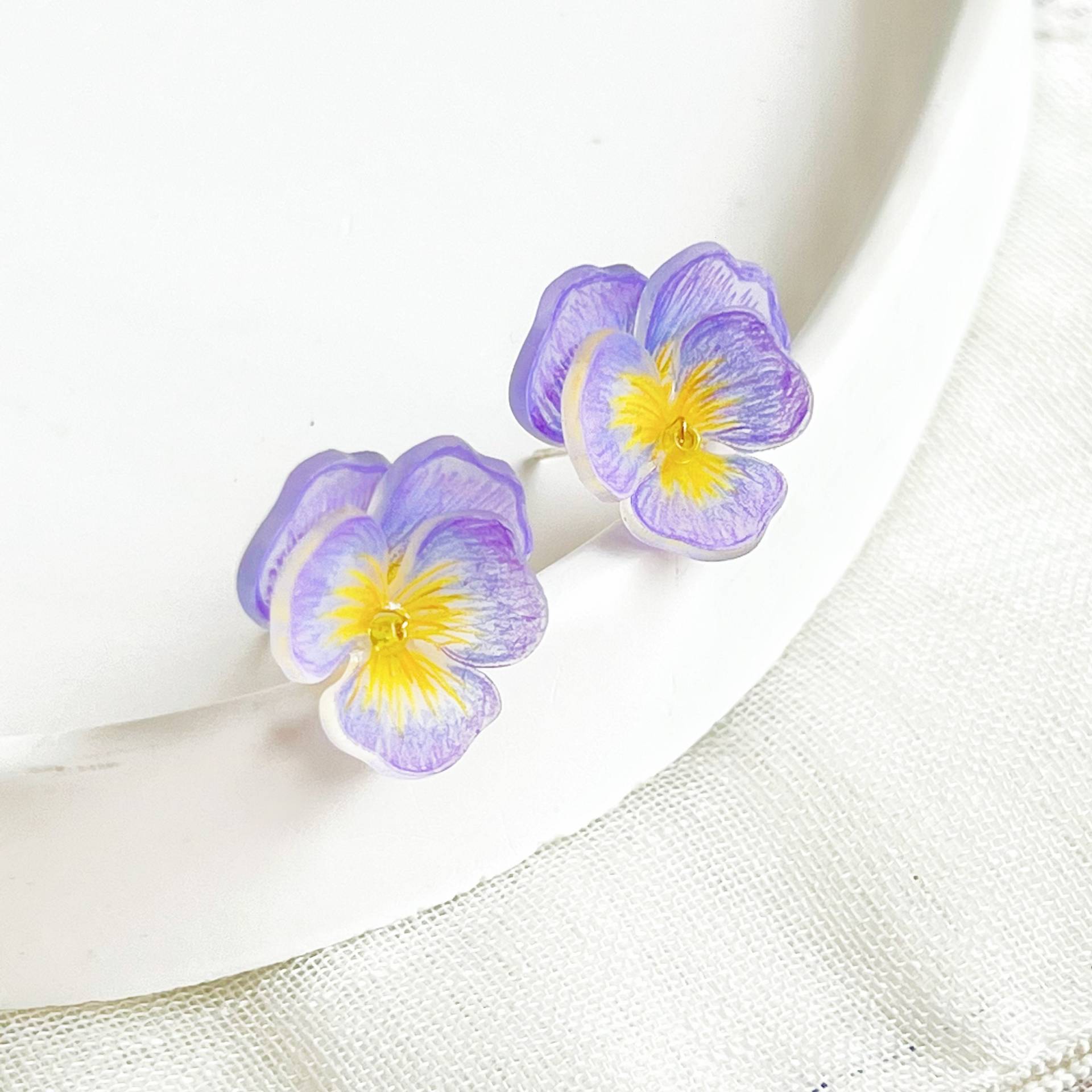 Lila Stiefmütterchen Ohrstecker - Farbe Bleistift Zeichnung Stil Handgemachte Ohrringe von Ninaouity