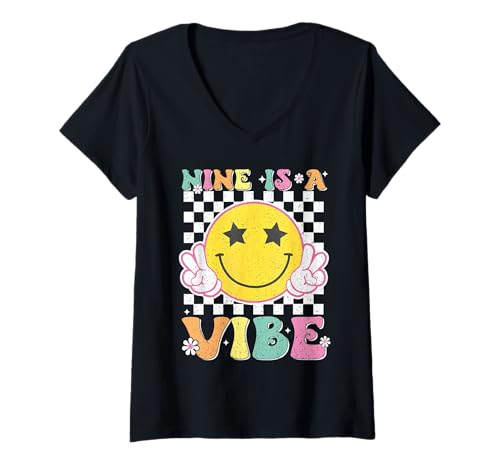 Damen Nine Is A Vibe Groovy Smile Face zum 9. Geburtstag, 9 Jahre alt T-Shirt mit V-Ausschnitt Damen Nine Is A Vibe Groovy Smile Face zum 9. Geburtstag, 9 Jahre alt T-Shirt mit V-Ausschnitt von Nine Is A Vibe Groovy Smile Face 9th Birthday Tee